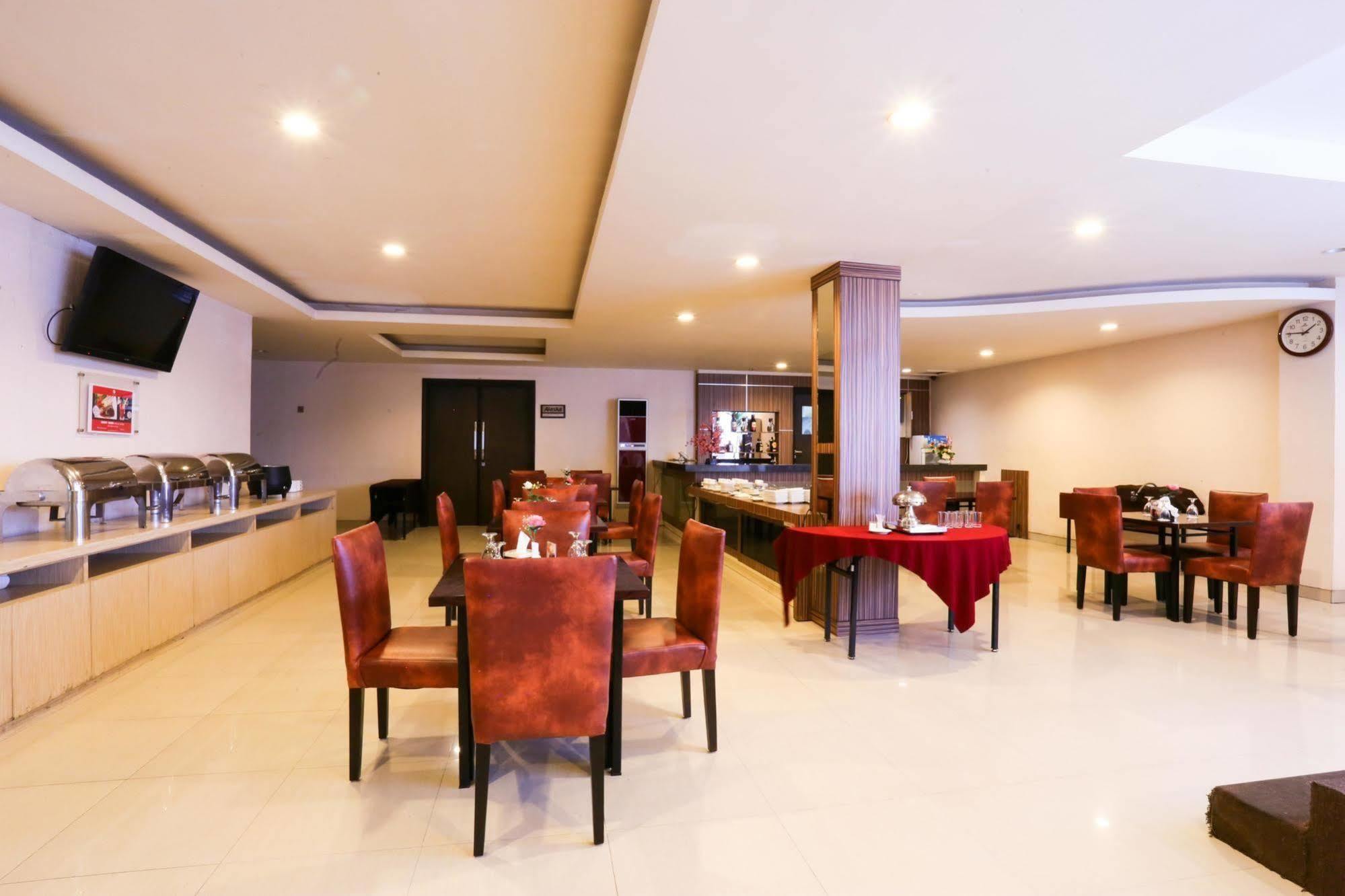 Collection O 1279 Hotel Grand Celino Makassar Extérieur photo