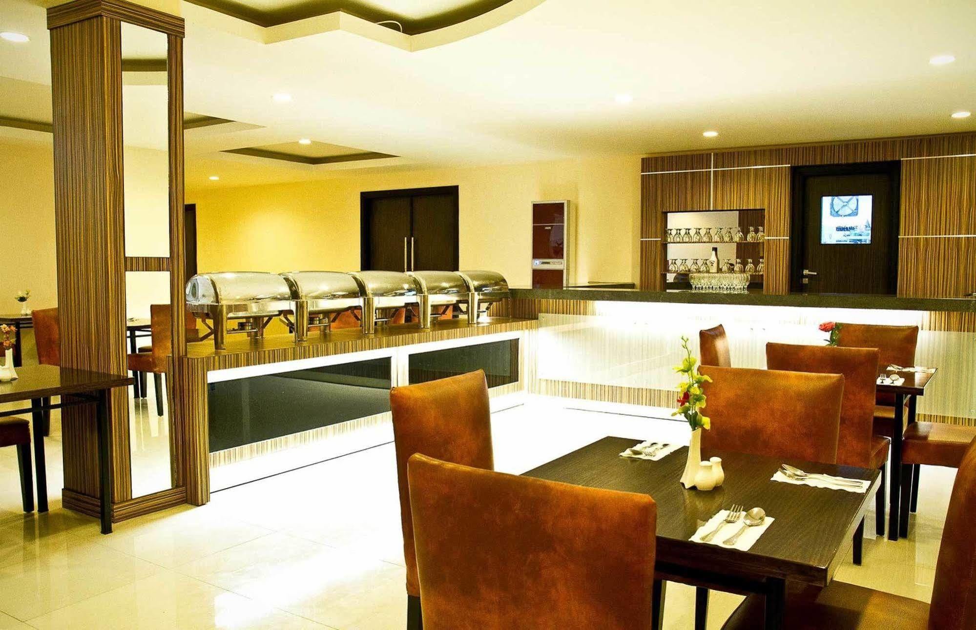 Collection O 1279 Hotel Grand Celino Makassar Extérieur photo