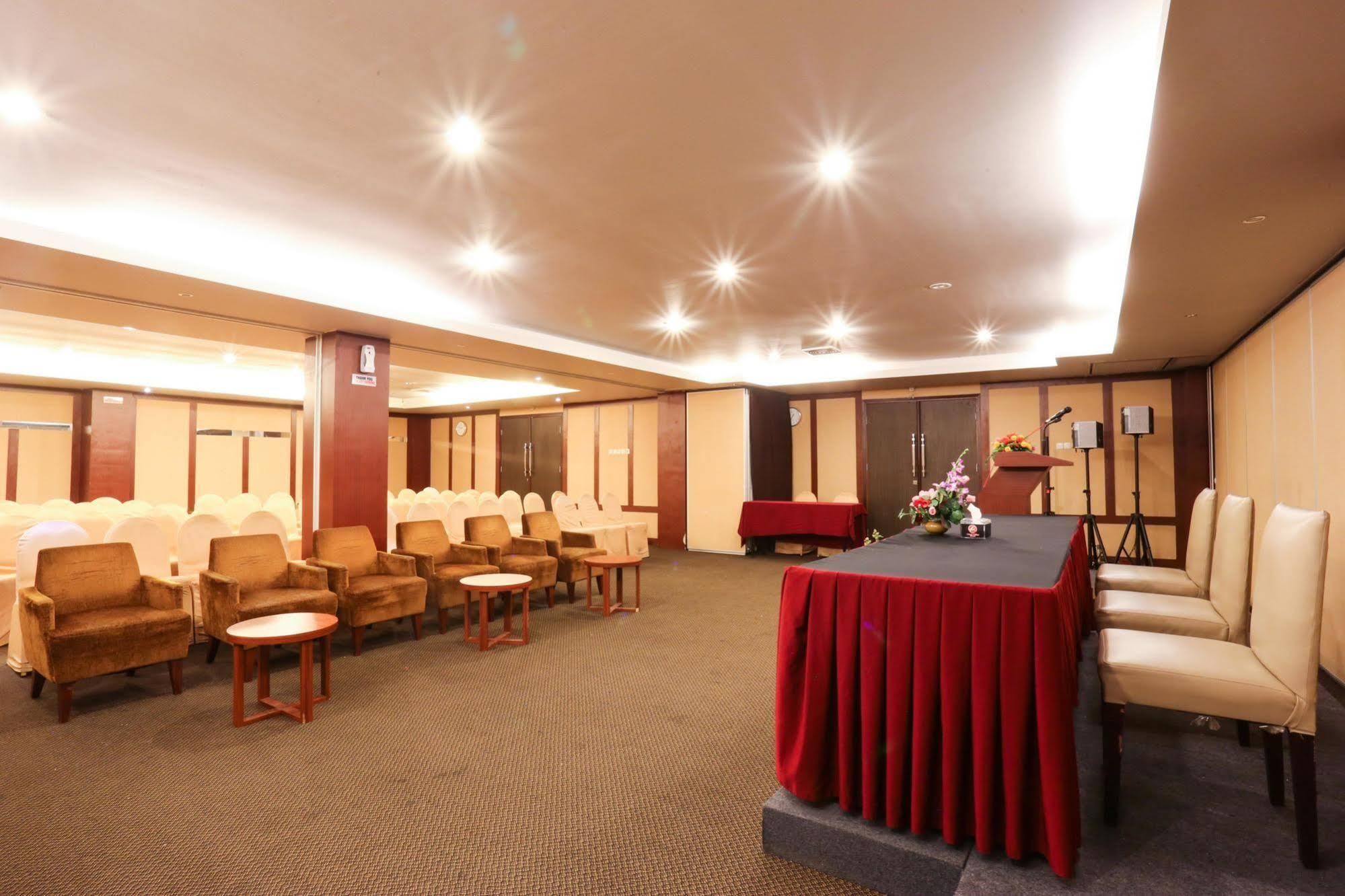 Collection O 1279 Hotel Grand Celino Makassar Extérieur photo