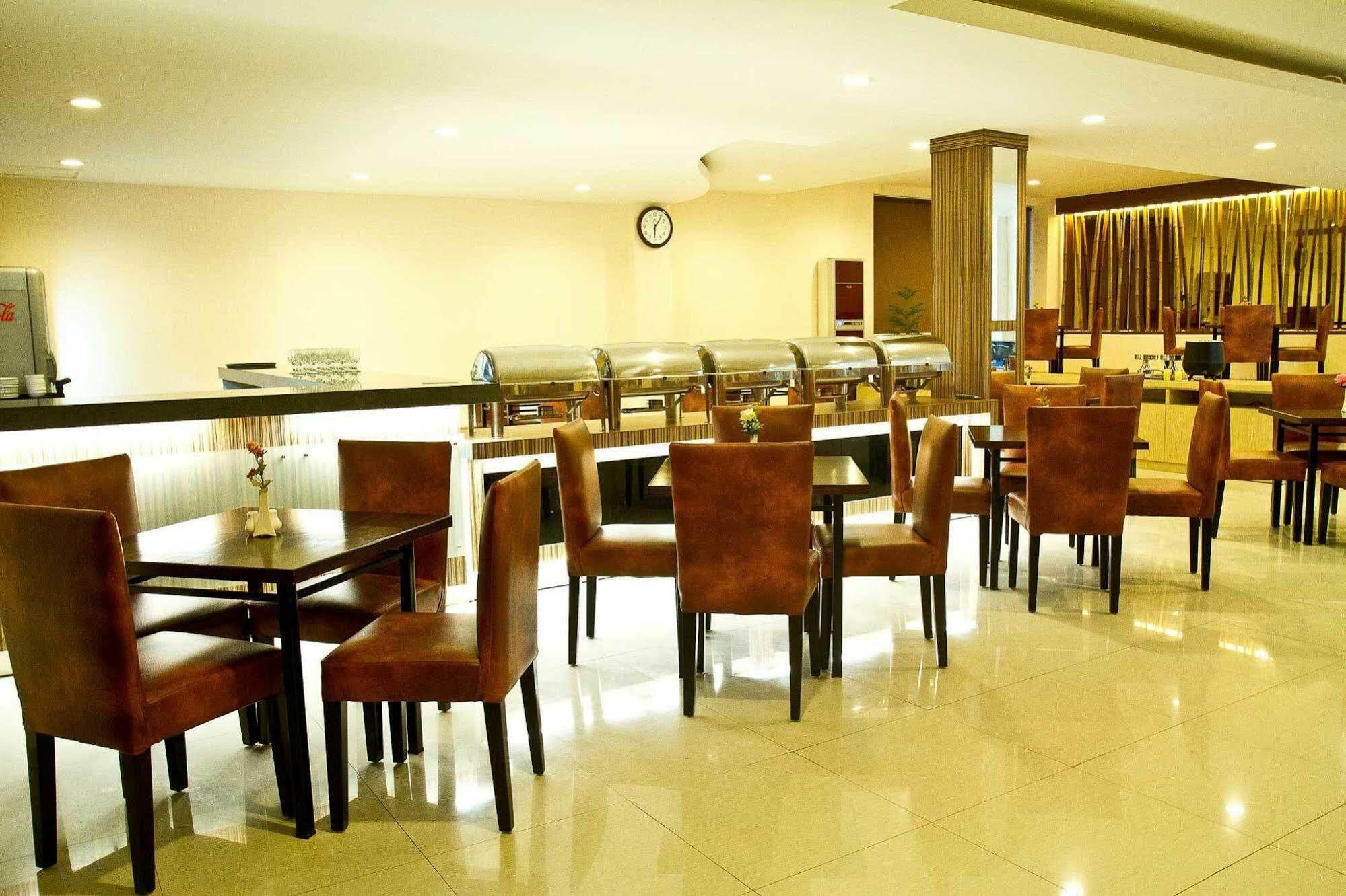 Collection O 1279 Hotel Grand Celino Makassar Extérieur photo